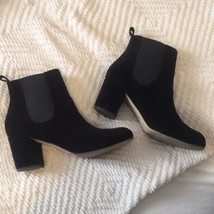 Heeled black boots / booties